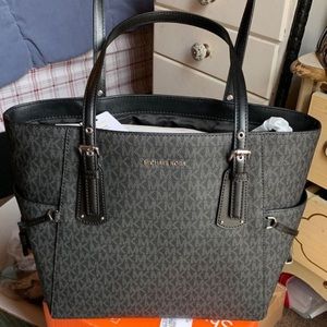 Michael Kors Voyager Purse